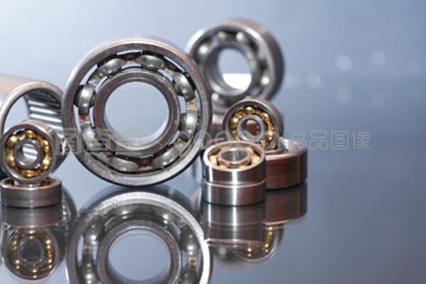 玻璃上的滾珠軸承 精密傳動(dòng)與特種軸承的獨(dú)特應(yīng)用
